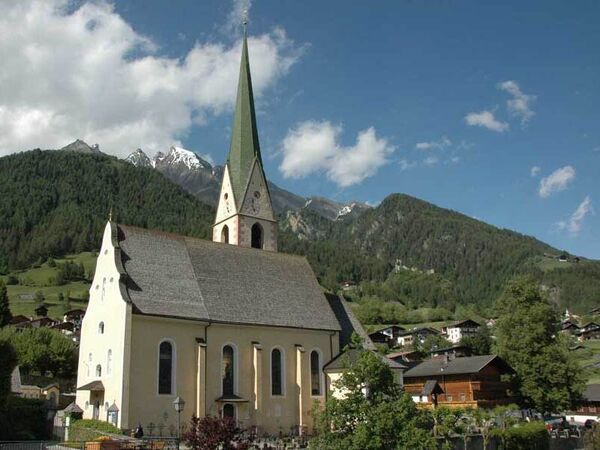Die Pfarrkirche Virgen ist dem Hl. Virgilius geweiht Pfarrkirche Virgen